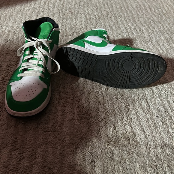 Nike air Jordan 1 mid. lucky green/white/black. SIZE M10 - Picture 3 of 4